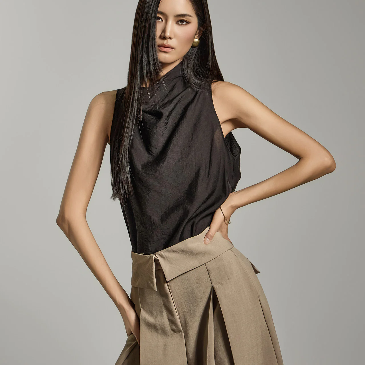 B3066 Sleeveless Blouse with Strap - Image 2