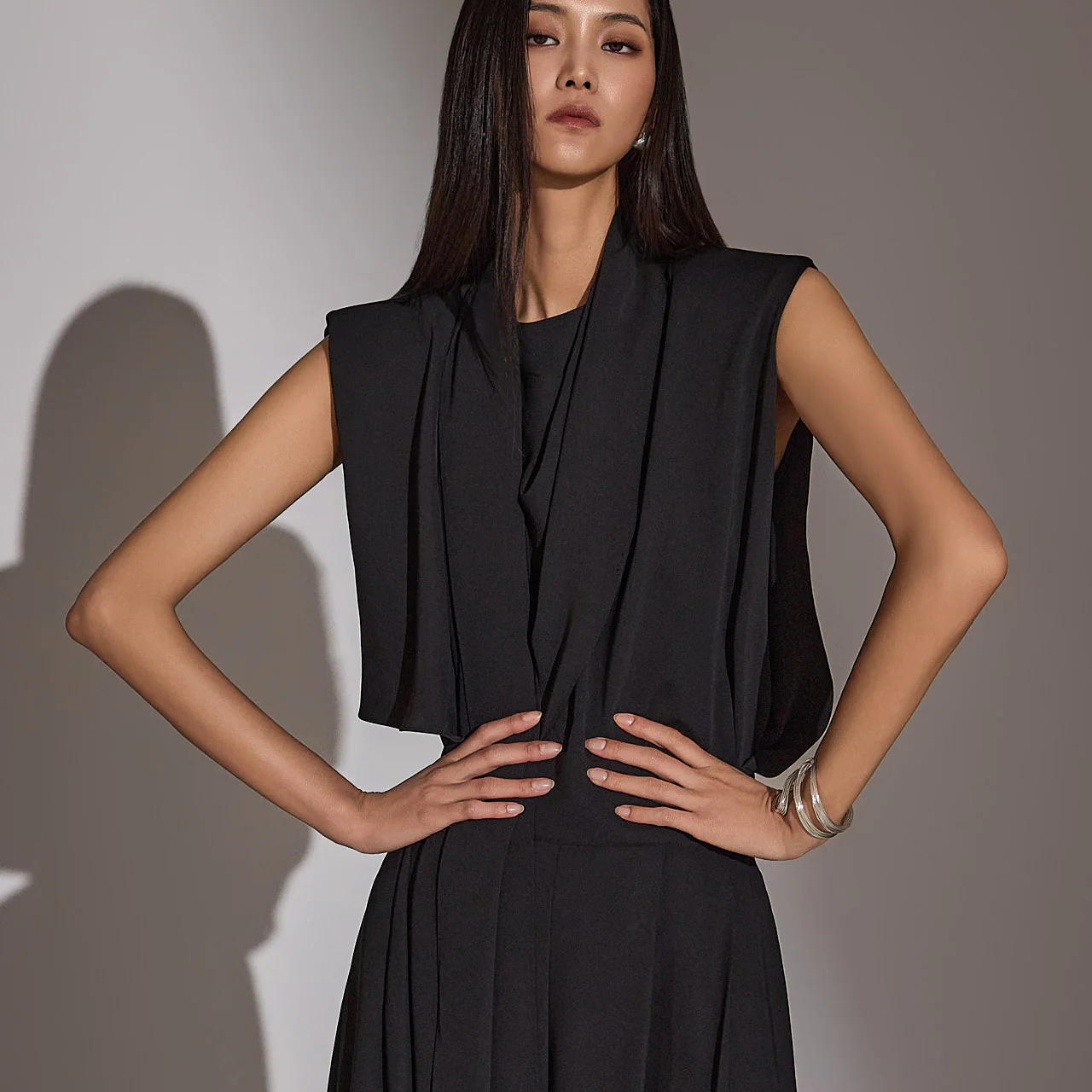 B9080 Drape Sleeveless Pad Scarf Blouse - Image 2