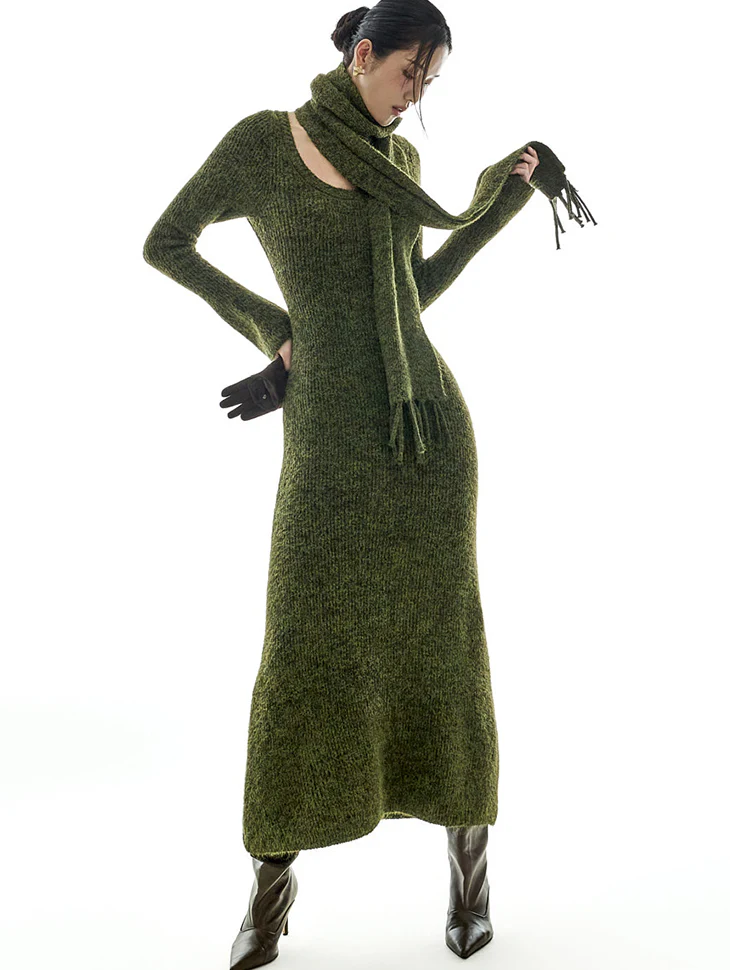 D5423 Knit Dress with Muffler