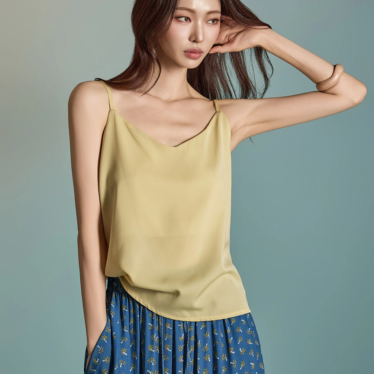 E2205 Basic V-neck Sleeveless - Image 2