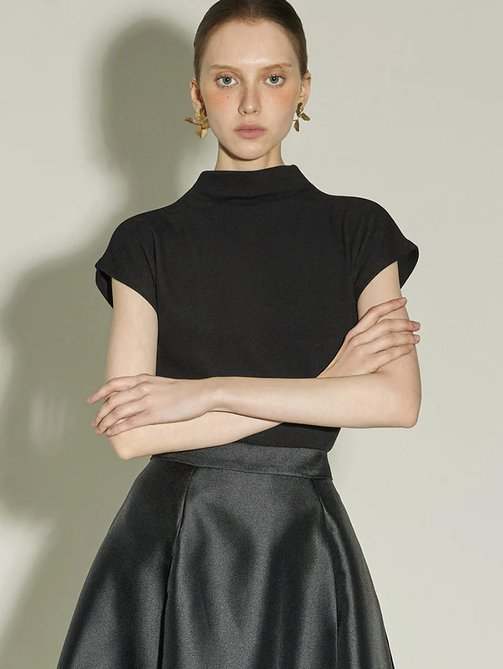 E4050 High-Neck Top