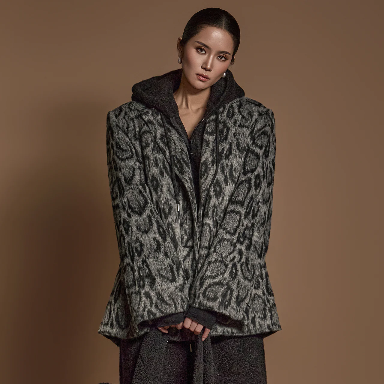 J2096 Leopard Patterned Fur Jacket - Image 2