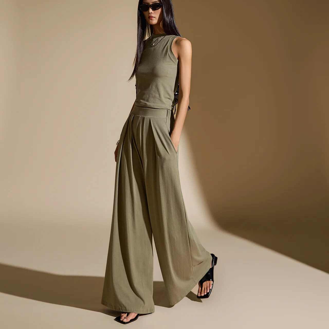 TR032 Sleeveless Top and Pintuck Pants Set - Image 2